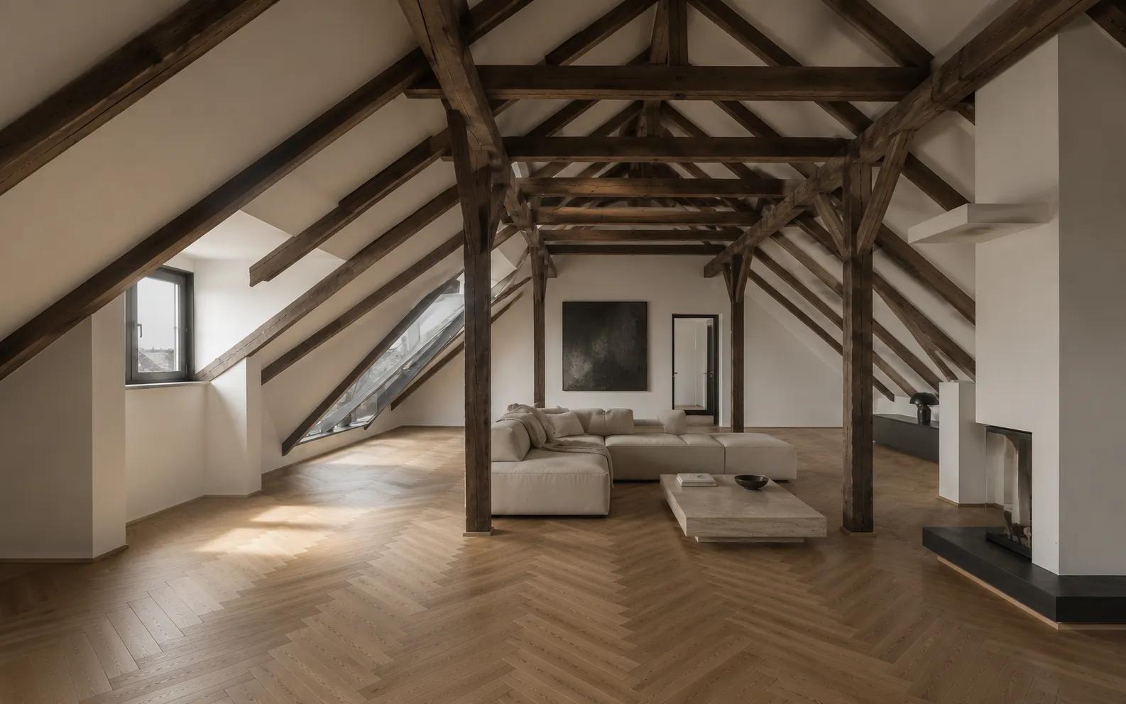 Ausgebauter Dachgeschoss-Loft mit Sichtbalken